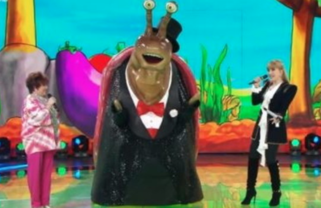 Francesco Facchinetti umilia Orietta Berti al "Cantate mascherato"