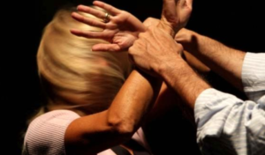 marito strangola moglie napoli