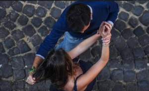 violenza ragazza 16 anni