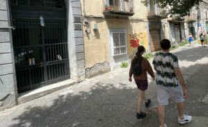 Sorelle sfregiate con l'acido a Napoli, si costituisce la zia: "L'ho fatto per un motivo"