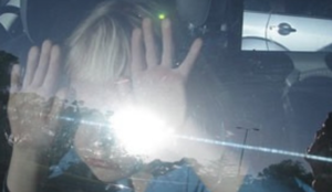 bimba chiusa in auto