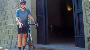 Napoli, donna di 37 anni esce in bici e viene travolta: morta Cassandra