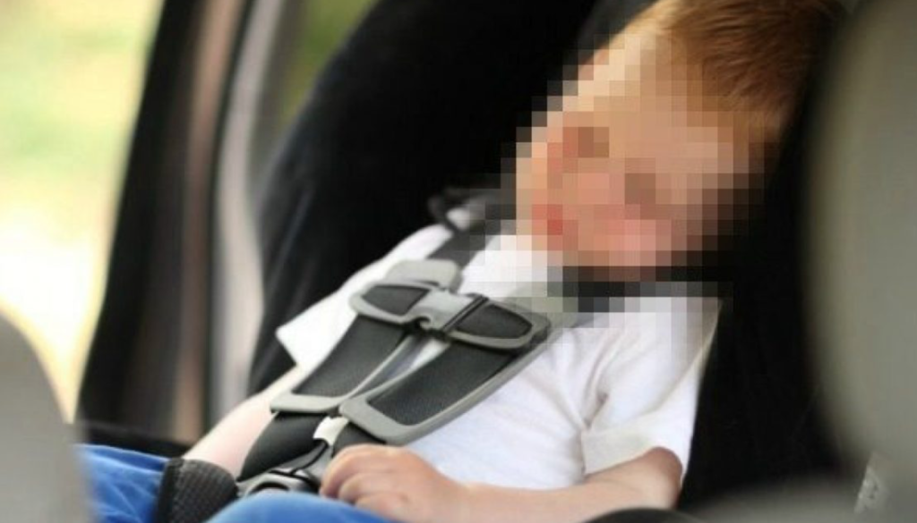 bambino morto in auto