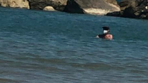 Rischia di annegare mentre fa bagno con mascherina