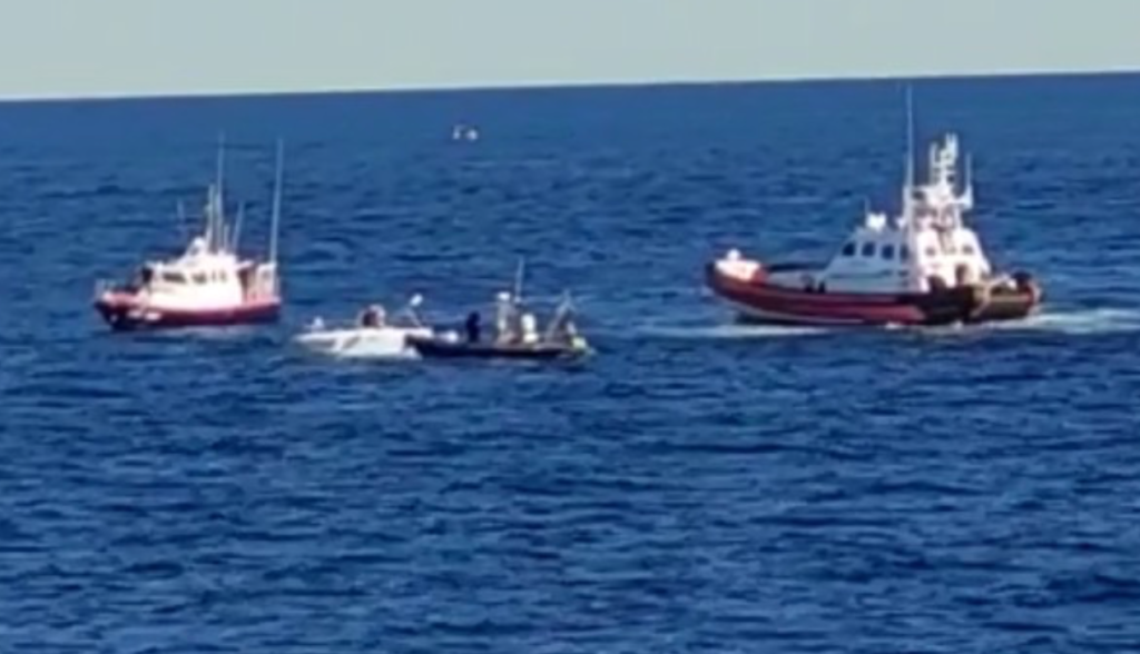 Fuggitivo scappa a nuoto