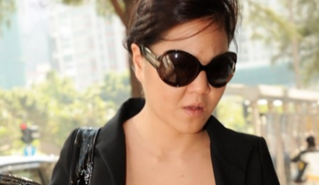 Cinese sputa contro carabinieri