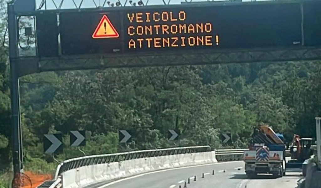 Follia in Campania, veicolo contromano