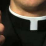 Prete aggredisce fedele