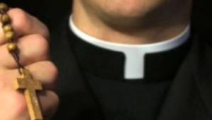 Prete aggredisce fedele