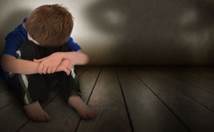 Pedofilo abusa 13enne