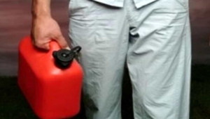 Sgomberano la casa si una donna, lei impazzisce e lancia la benzina