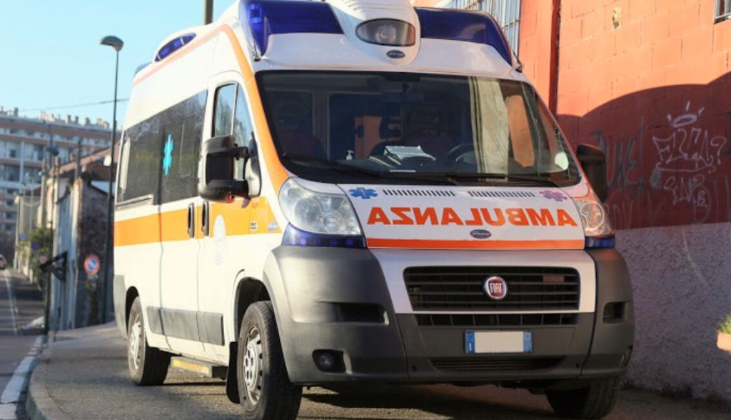 15enne muore lanciandosi dal balcone