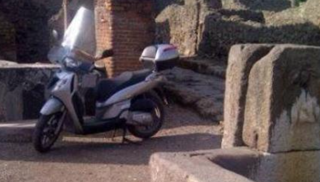 Negli scavi di Pompei con lo scooter