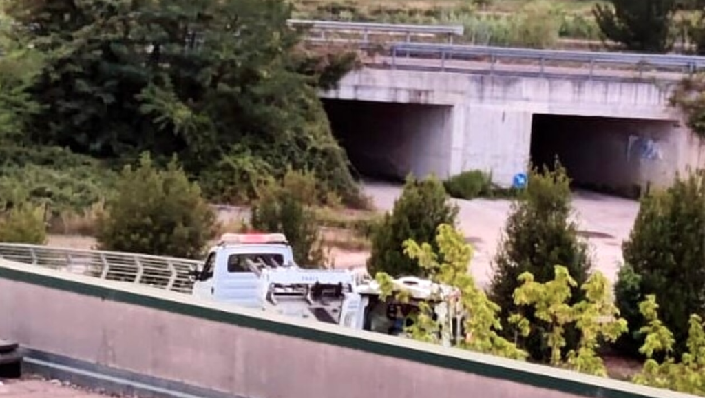 Ruba ambulanza e poi si schianta