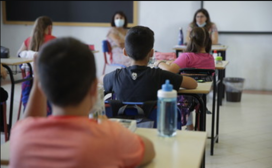 Covid a scuola, bimbo dimentica l'astuccio e non gli prestano la penna: bloccato per 5 ore