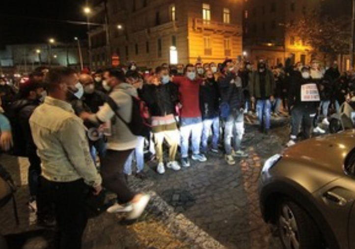 No al lockdown, Napoli si prepara alla protesta: stasera in centinaia a manifestare