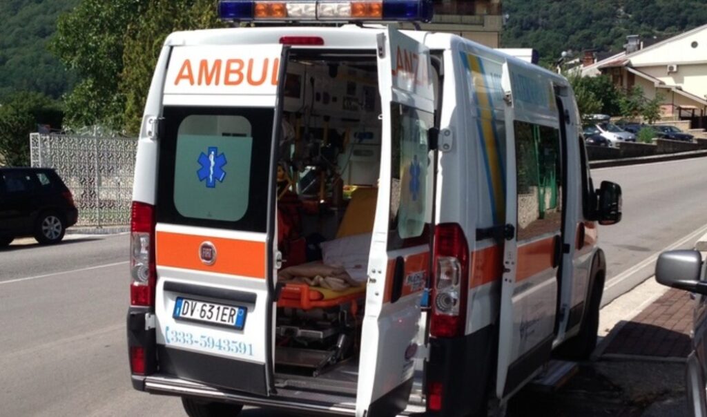 Napoli, uomo muore in casa: operatori del 118 accerchiati e picchiati. "Avete fatto tardi"