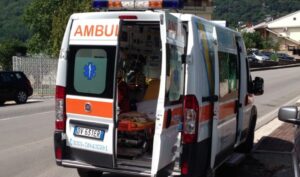 Napoli, uomo muore in casa: operatori del 118 accerchiati e picchiati. "Avete fatto tardi"