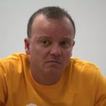 Battuta d'arresto per Gigi D'Alessio, che tramite un post, pubblicato su tutti i suoi canali social, comunica l'interruzione del tour: “Noi due tour – A gentile richiesta”. I concerti previsti inizialmente nei teatri per il 2020, sono stati riprogrammati prima al 2021 a causa del Covid e infine sono stati rinviati al 2022.