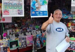 Lutto a San Giorgio a Cremano, addio a Luciano storico edicolante. Il sindaco: "Non si muore solo di Covid"