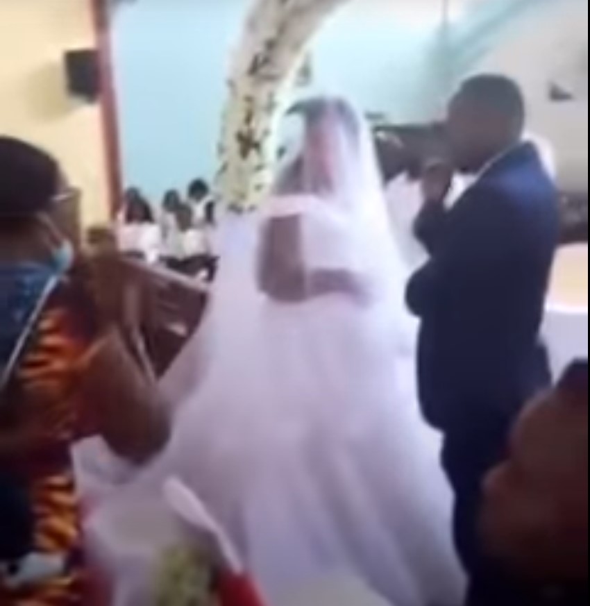 Moglie fa irruzione in chiesa durante le nozze del marito con un'altra donna: "Fermi tutti è già sposato"