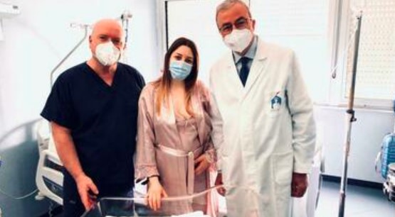 Parto straordinario al Cardarelli, mamma colpita da emorragia dà alla luce la sua piccola
