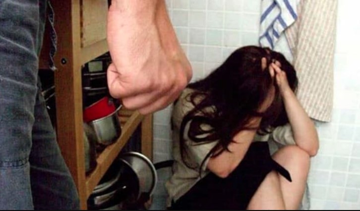 Follia in casa a Napoli, calci e pugni alla moglie davanti ai 3 figli piccoli