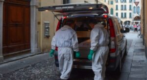 Napoli, positiva al Covid non risponde ai vicini: trovata morta in casa
