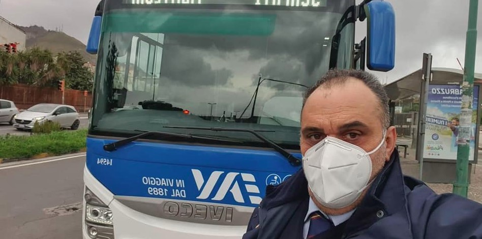 Scafati, autista del bus soccorre un anziano vittima di un'incidente e gli salva la vita