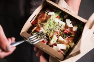 Asporto, arriva la rettifica della regione Campania: “Consentito fino alle 22.30”