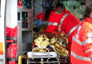 Tragedia in casa, bambino di tre anni spara e uccide il fratellino di otto mesi