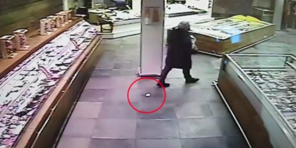 Napoli, perde un sacchetto con 50.000 euro di diamanti al supermercato: è caccia al proprietario