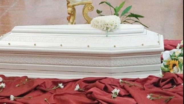 Bimbo di 8 anni racconta al padre che la mamma lo tradisce, la donna gli versa la benzina in bocca e gli dà fuoco