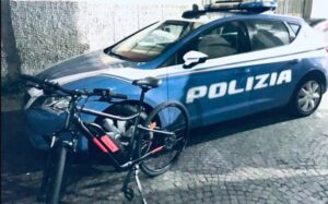 Napoli, rubano una bicicletta elettrica e durante la fuga investono un poliziotto