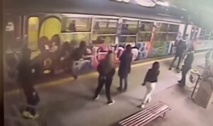 Atti vandalici a Sant'Anastasia, ragazzino sferra un calcio contro il finestrino di un treno e lo distrugge