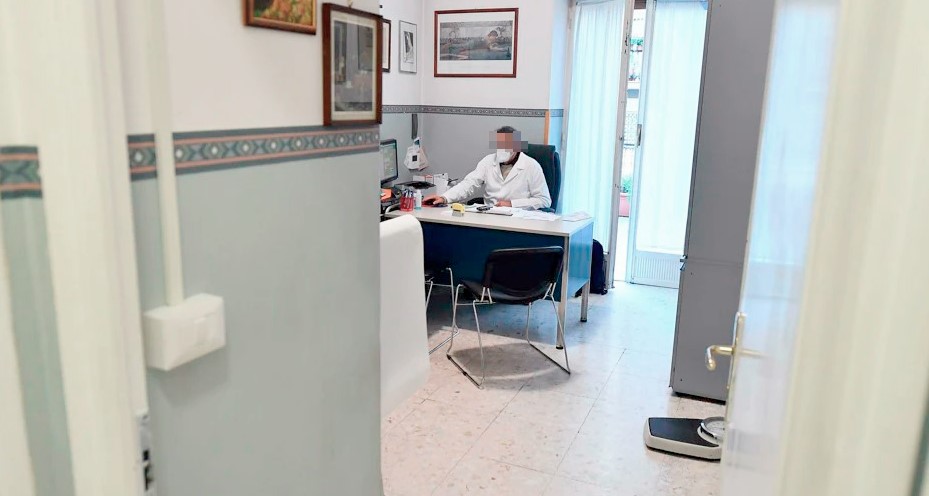 Benevento, medico di base positivo al Covid continua a ricevere pazienti: denunciato