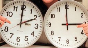 Ora solare, pronti a spostare le lancette un'ora indietro: i dettagli sul giorno e l'ora