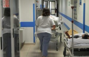 Napoli, cade in ospedale e muore. La famiglia: "Vogliamo la verità"