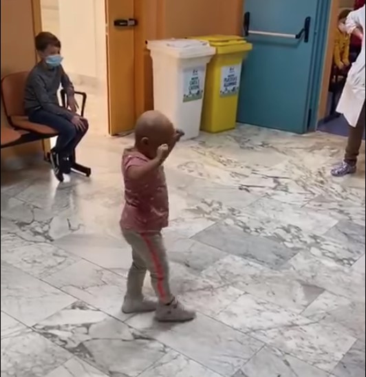 Santobono, piccola paziente danza in reparto: "Siamo pazzi di lei. E' una forza per tutti"