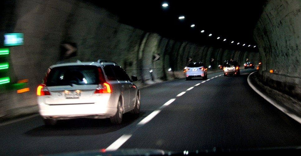 Follia nel Casertano, fa salire presunto amante della moglie in macchina e lo 'sequestra'