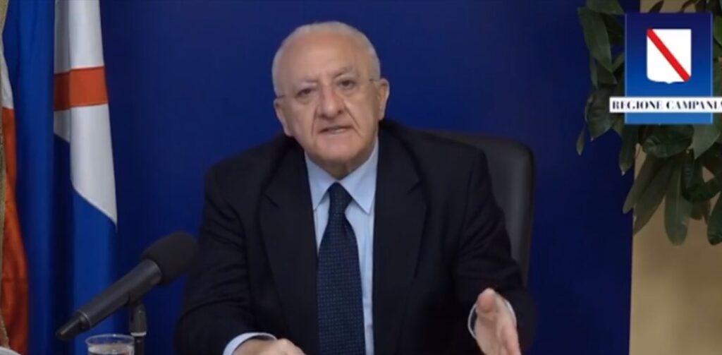 Coronaviurs, obbligo di tampone a chi arriva all'aeroporto di Capodichino: nuova ordinanza di De Luca