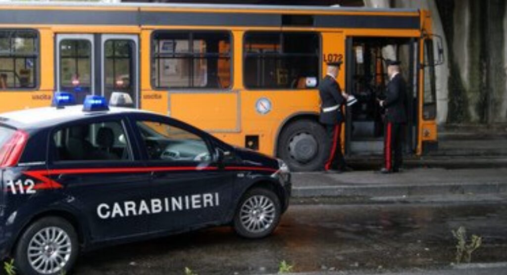 Follia nel Napoletano, ragazzi salgono su autobus senza mascherina e iniziano a fumare: aggredito autista