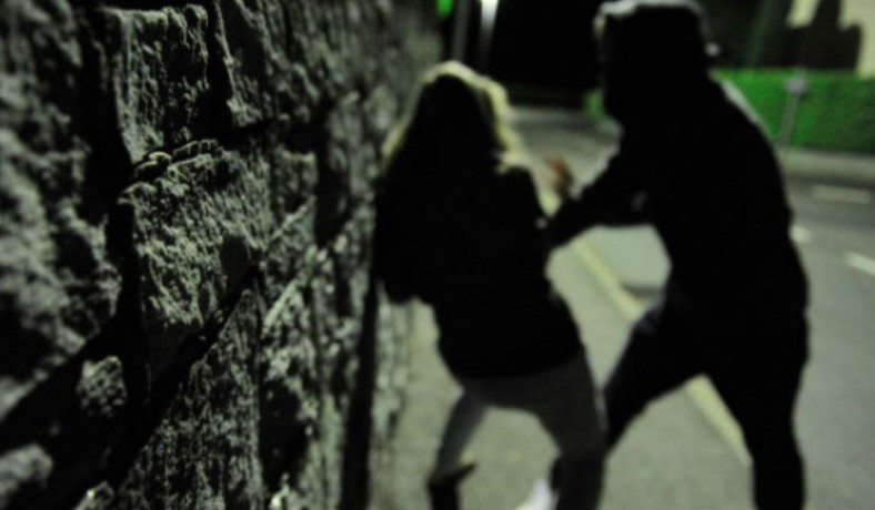 Aggressione a Napoli, scopre il tradimento della moglie e la situazione degenera: "Ti ammazzo"