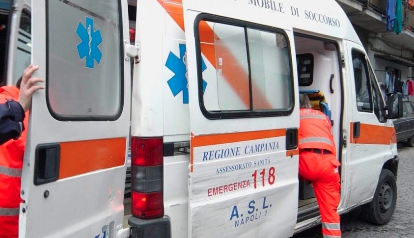 Follia a Napoli, paziente positivo al Covid scappa dal Cardarelli e aggredisce l’autista dell’ambulanza