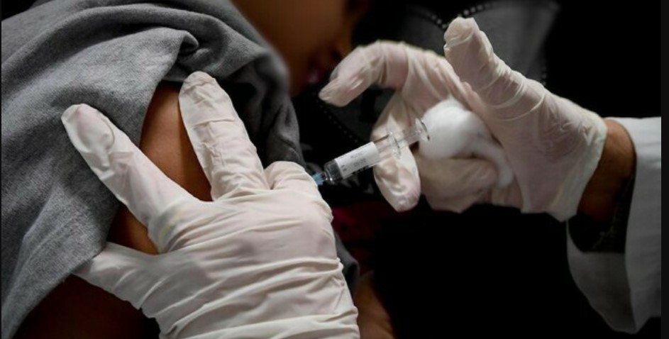 Medico allergico ai crostacei manifesta grave reazione dopo la somministrazione del vaccino Moderna