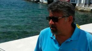 Lutto a Napoli, per la prematura morte di Angelo D'Ambrosio, stroncato dal Covid a soli 52 anni. Il quartiere San Pietro a Patierno, nell'area Nord della città, piange per la scomparsa di un uomo amato e rispettato da tutti.