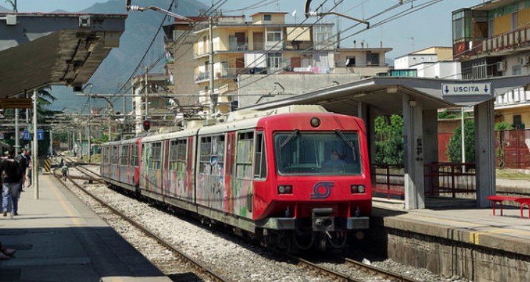 Dramma alla stazione di Sant'Anastasia, donna investita dal treno della Circumvesuviana
