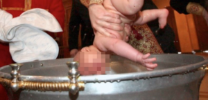 Neonato muore affogato durante il battesimo, il padre: "Il prete lo ha immerso troppe volte"