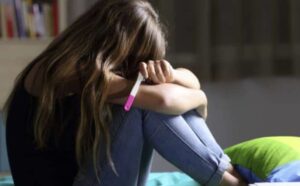 Studentessa di 13 anni partorisce durante il test di matematica