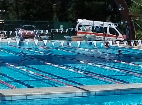 Dramma in piscina, malore dopo un tuffo: morto un ragazzo di 15 anni